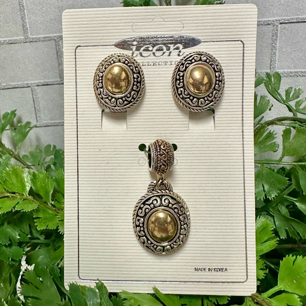 NWOT Gold/silver pendant set